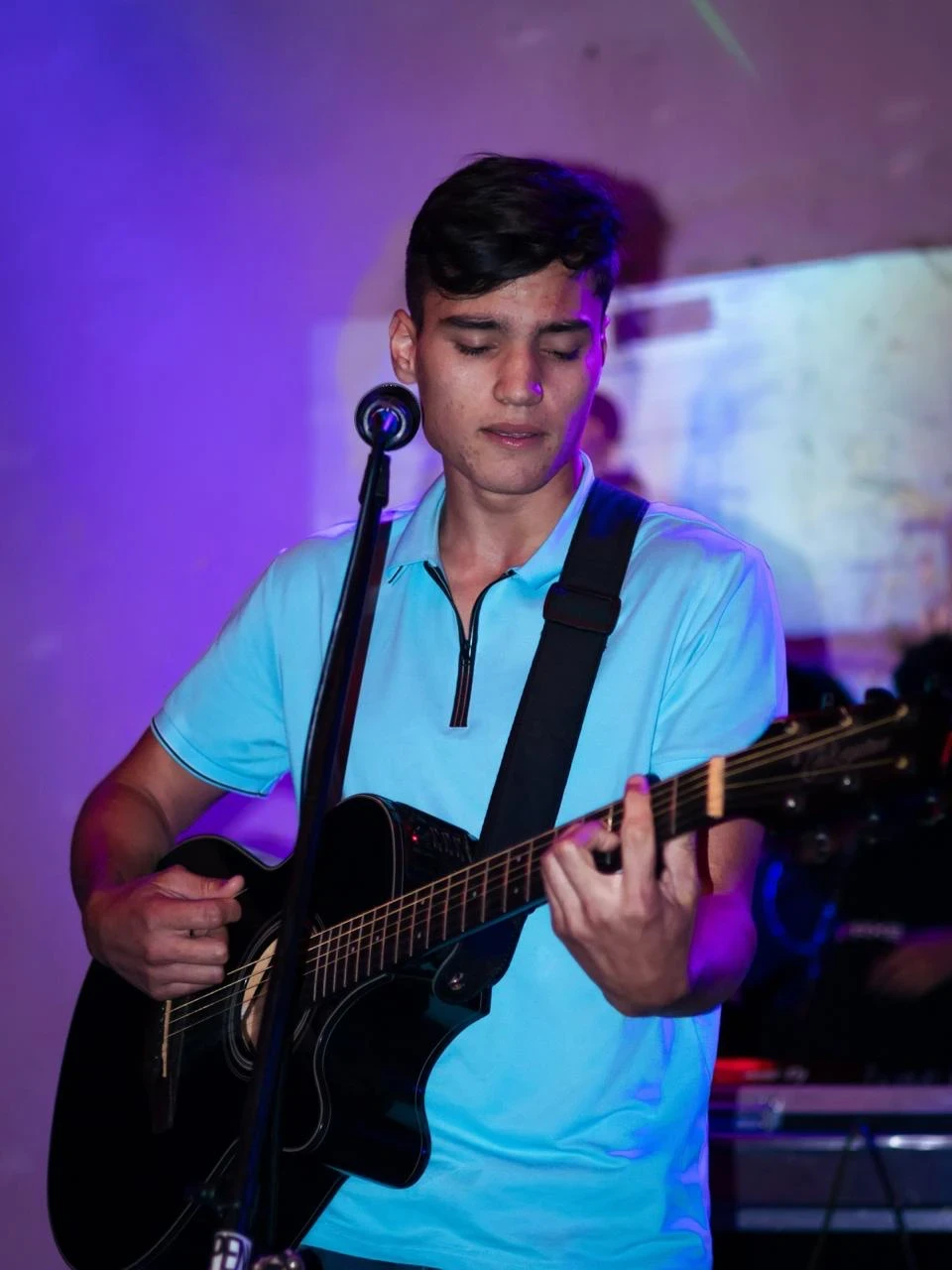 Robert B tocando