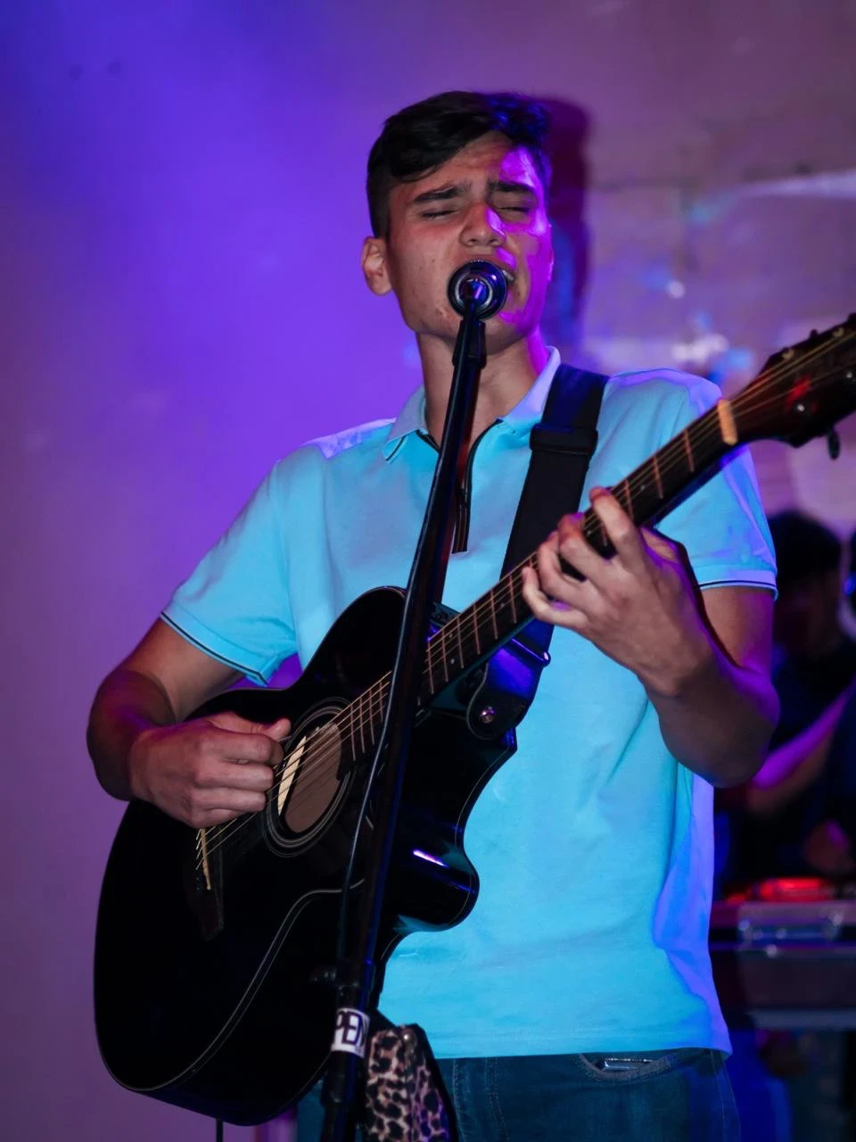 Robert B cantando